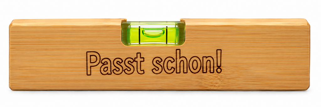 Bambus-Wasserwaage mit Flaschenöffner und Lasergravur – wähle deinen Lieblingsspruch oder lasse deinen Wunschnamen gravieren.