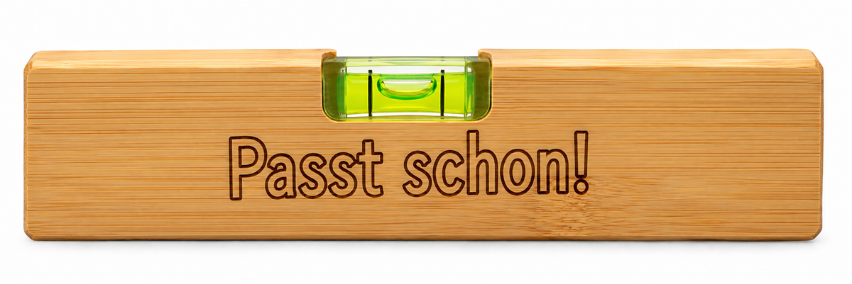 Bambus-Wasserwaage mit Flaschenöffner und Lasergravur – wähle deinen Lieblingsspruch oder lasse deinen Wunschnamen gravieren.