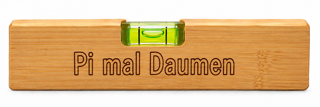 Bambus-Wasserwaage mit Flaschenöffner und Lasergravur – wähle deinen Lieblingsspruch oder lasse deinen Wunschnamen gravieren.