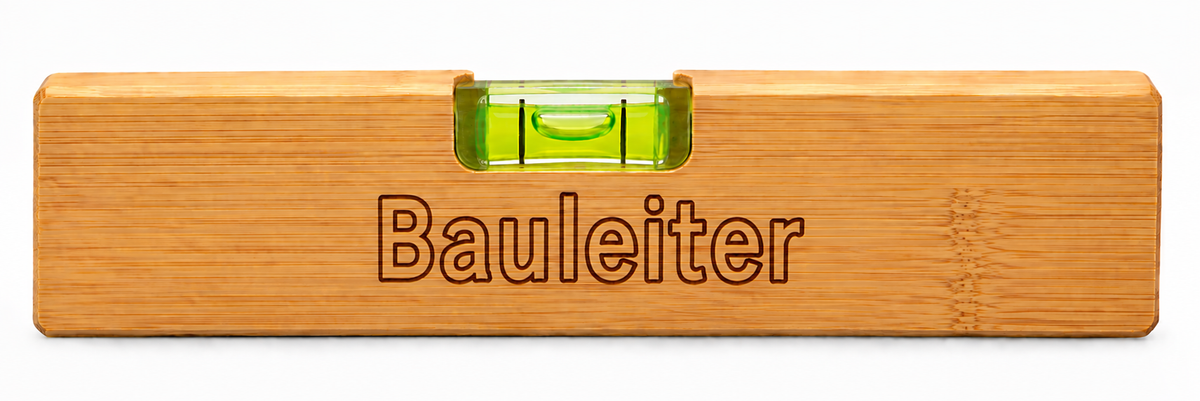 Bambus-Wasserwaage mit Flaschenöffner und Lasergravur – wähle deinen Lieblingsspruch oder lasse deinen Wunschnamen gravieren.