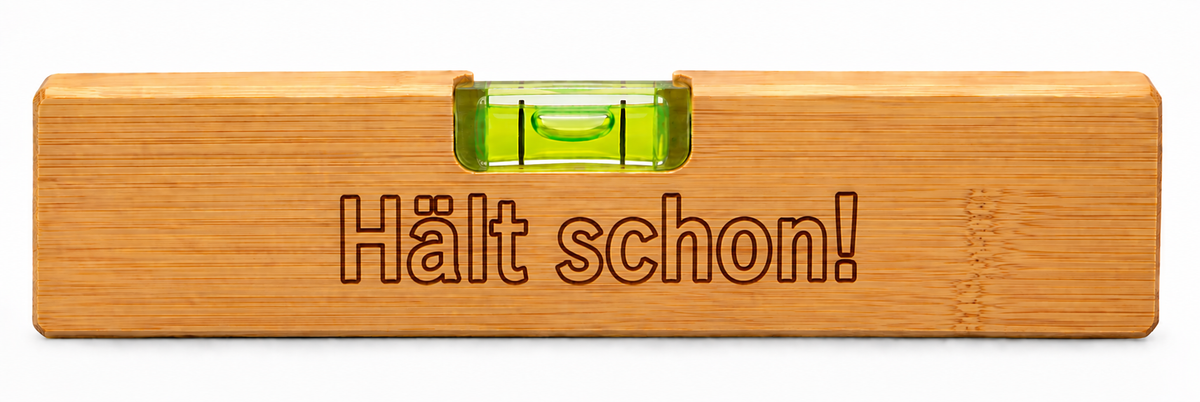Bambus-Wasserwaage mit Flaschenöffner und Lasergravur – wähle deinen Lieblingsspruch oder lasse deinen Wunschnamen gravieren.