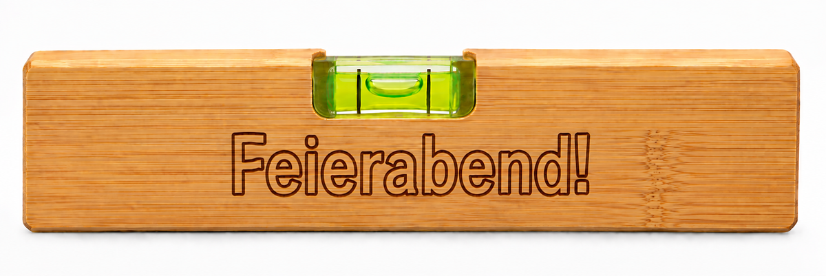 Bambus-Wasserwaage mit Flaschenöffner und Lasergravur – wähle deinen Lieblingsspruch oder lasse deinen Wunschnamen gravieren.