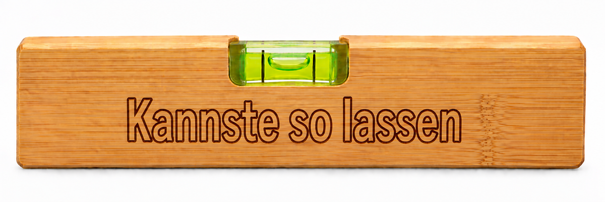 Bambus-Wasserwaage mit Flaschenöffner und Lasergravur – wähle deinen Lieblingsspruch oder lasse deinen Wunschnamen gravieren.