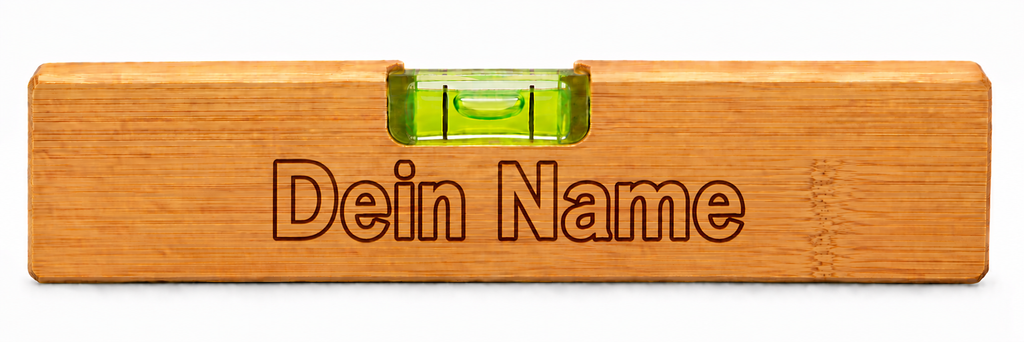 Bambus-Wasserwaage mit Flaschenöffner und Lasergravur – wähle deinen Lieblingsspruch oder lasse deinen Wunschnamen gravieren.