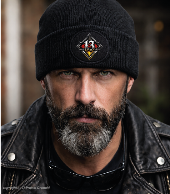 13er Biker Patch Beanie – Lucky 13 Strickmütze Schwarz & Weiß