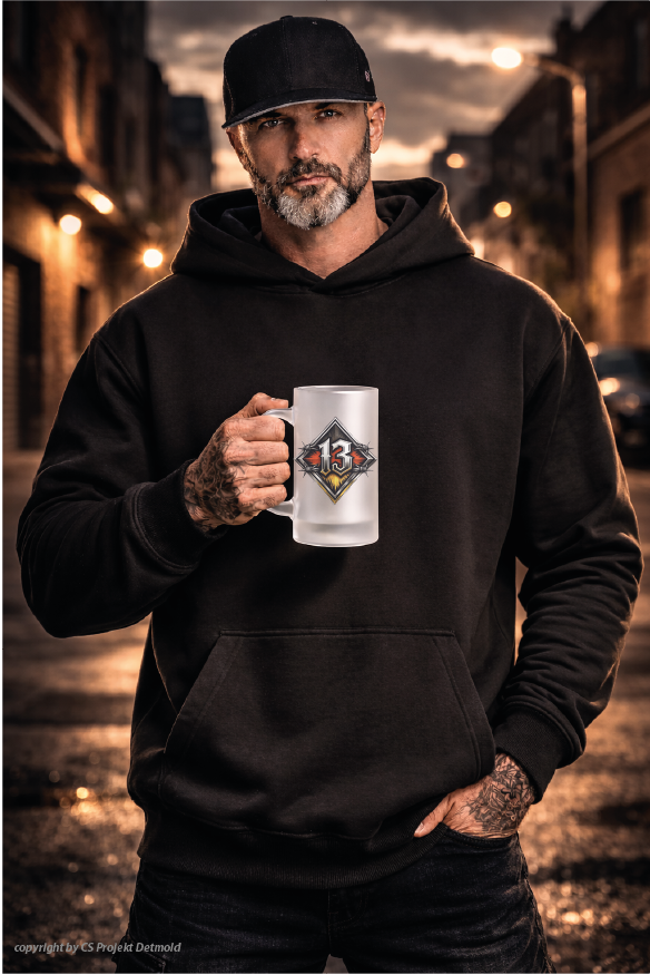 13er Biker Bierkrug aus Glas – Lucky 13 Satiniertes Bierseidel 470ml